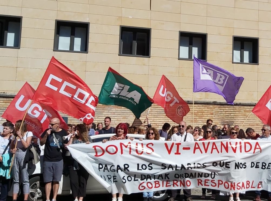UGT se concentra ante Agencia Navarra de Dependencia para reclamar los atrasos y la subida salarial 2022