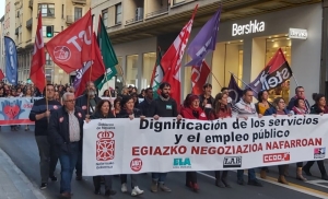 Manifestación multitudinaria en la jornada de huelga de la Administración Navarra