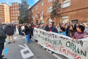 Concentración frente al Departamento de Derechos Sociales por una solución integral para Tasubinsa que garantice el transporte en condiciones dignas.