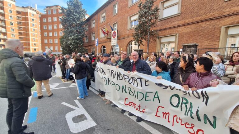 Lee más sobre el artículo Concentración frente al Departamento de Derechos Sociales por una solución integral para Tasubinsa que garantice el transporte en condiciones dignas.