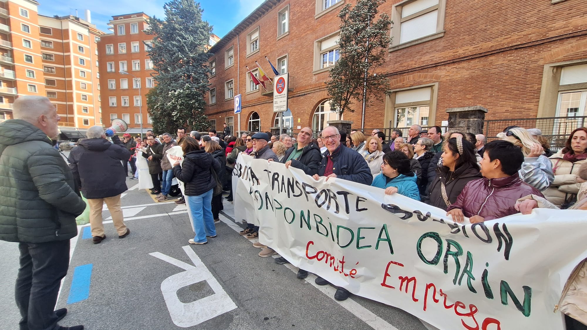 Concentración frente al Departamento de Derechos Sociales por una solución integral para Tasubinsa que garantice el transporte en condiciones dignas.