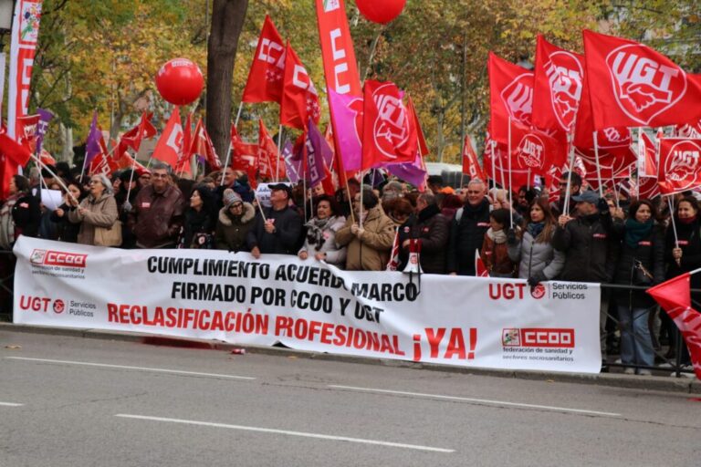 Lee más sobre el artículo Éxito de la concentración de profesionales de la Sanidad Pública convocada por UGT y CCOO: el ministerio reunirá al Ámbito antes de Navidad